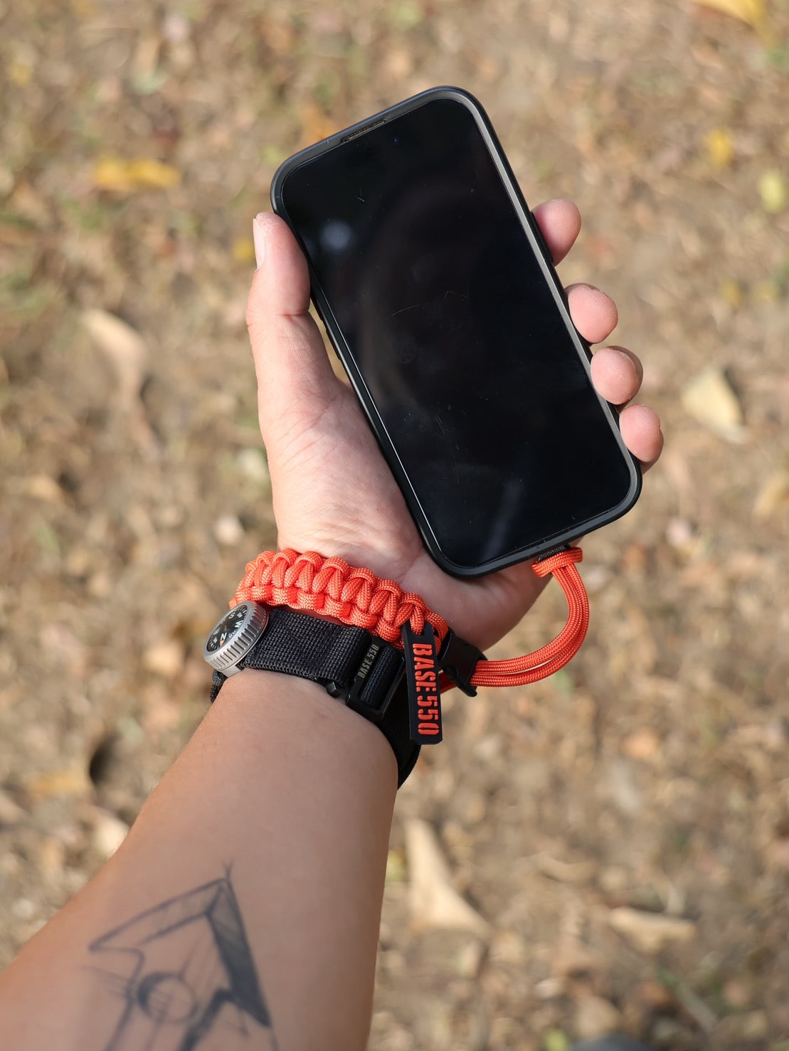 BASE 550 Phone Strap: A perfect blend of outdoor style and urban functionality 