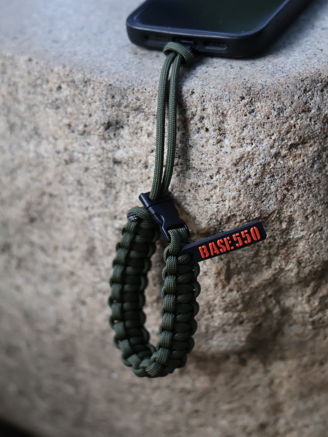 BASE 550 Phone Strap: A perfect blend of outdoor style and urban functionality 